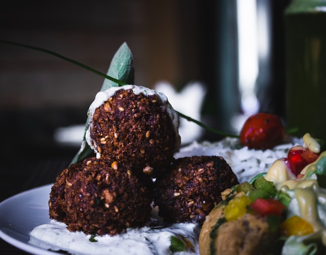 Healthy Snack Ideas: Chickpea Balls with Yoghurt Dip