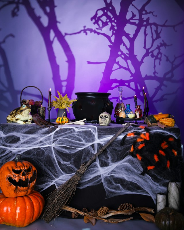 easy DIY Halloween decorations made with simple household materials
